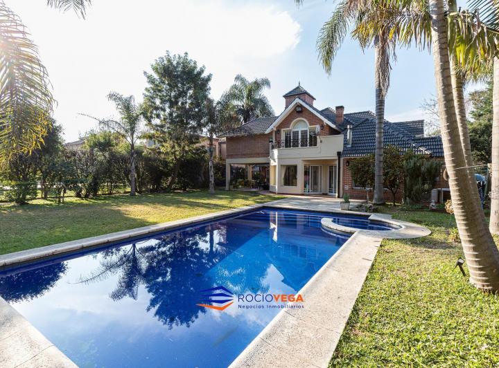 Casa · 364m² · 6 Ambientes · 2 Cocheras