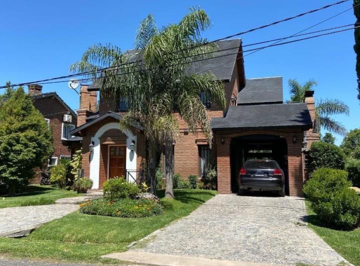 Casa · 180m² · 5 Ambientes · 2 Cocheras