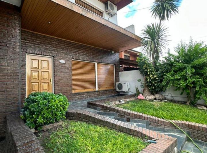 Casa · 240m² · 4 Ambientes · 2 Cocheras