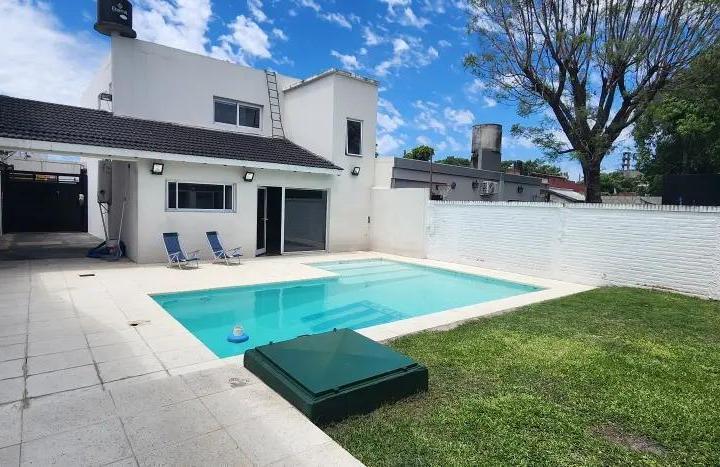 Casa · 180m² · 6 Ambientes · 2 Cocheras