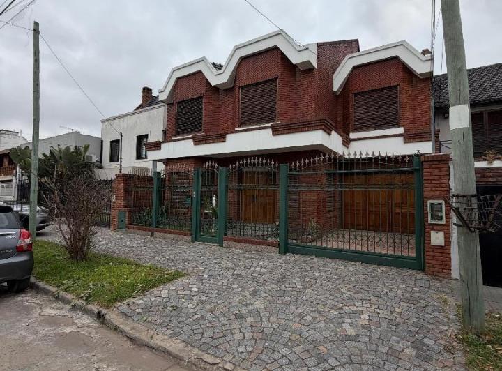 Casa · 280m² · 5 Ambientes · 4 Cocheras