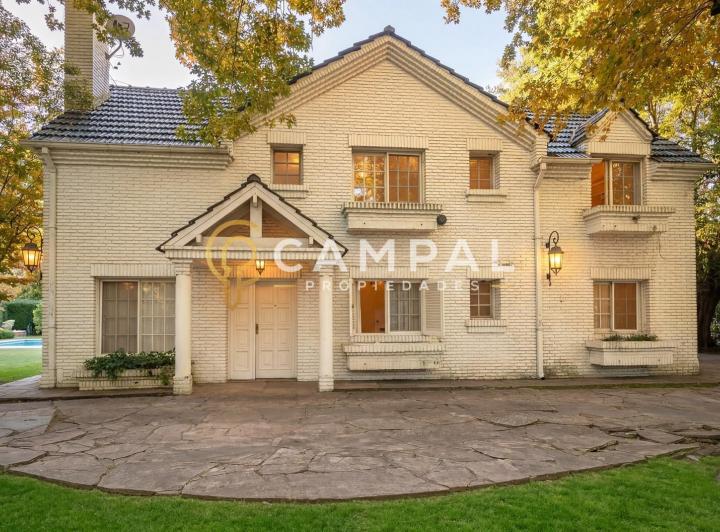 Casa · 210m² · 5 Ambientes · 1 Cochera
