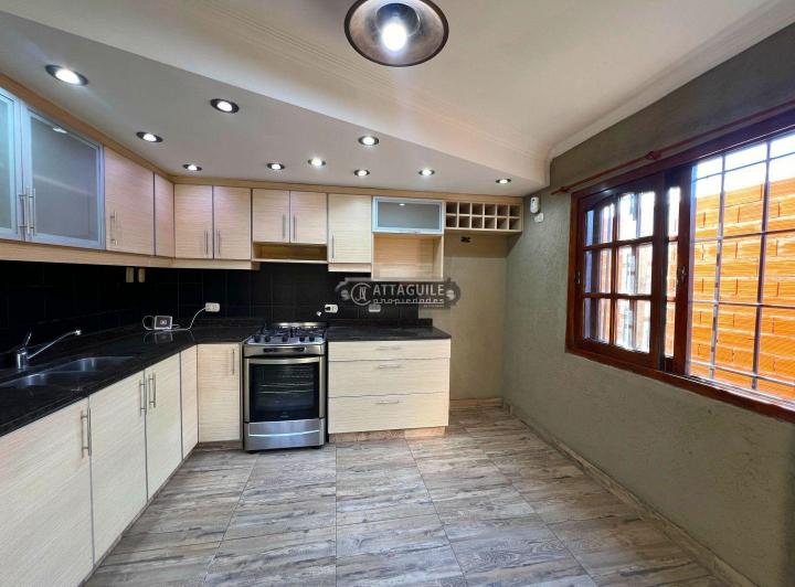 Casa · 223m² · 6 Ambientes · 2 Cocheras