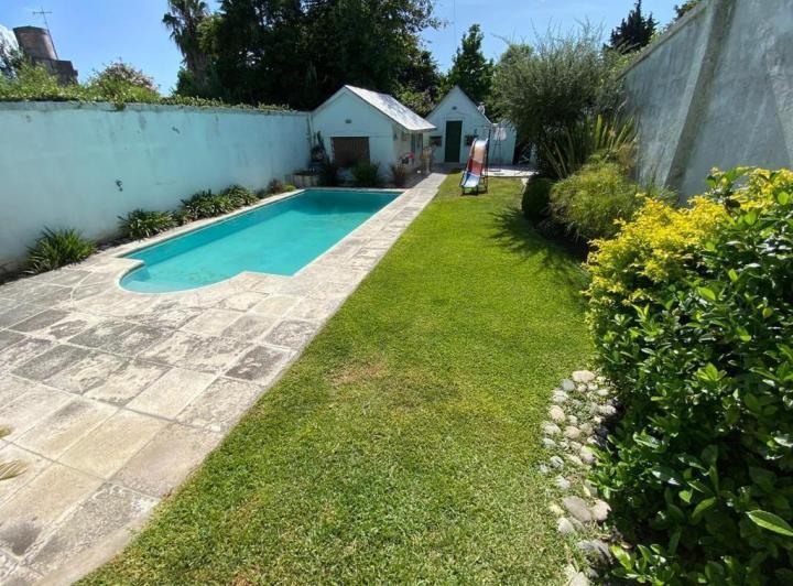 Casa · 255m² · 5 Ambientes · 2 Cocheras