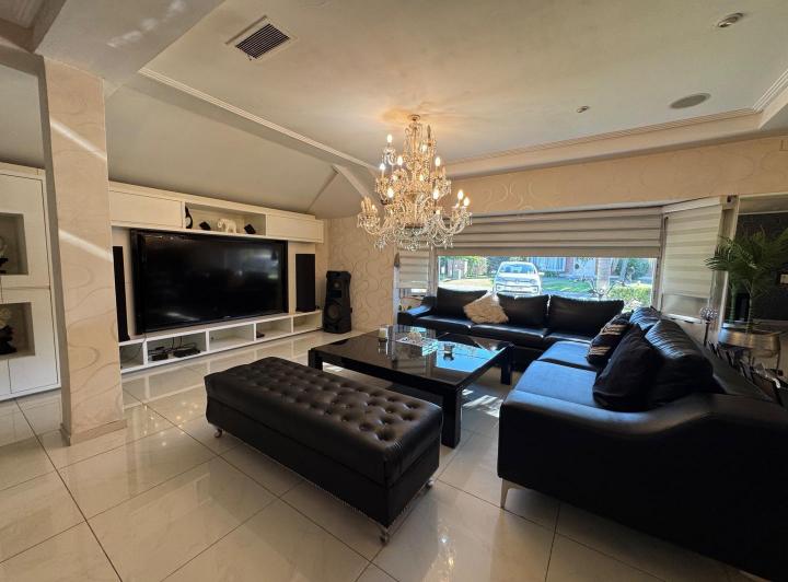 Casa · 360m² · 5 Ambientes · 5 Cocheras