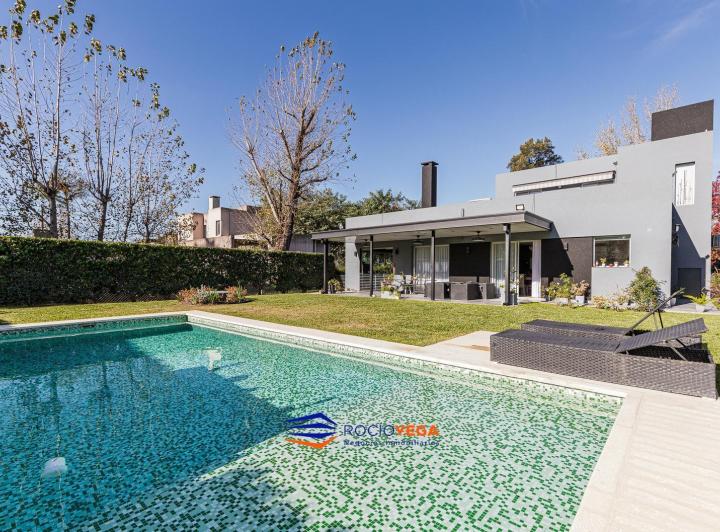Casa · 225m² · 4 Ambientes · 1 Cochera