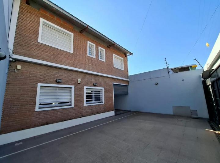 Casa · 200m² · 5 Ambientes · 4 Cocheras
