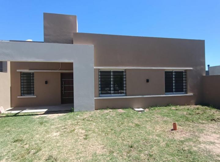 Casa · 95m² · 3 Ambientes · 1 Cochera
