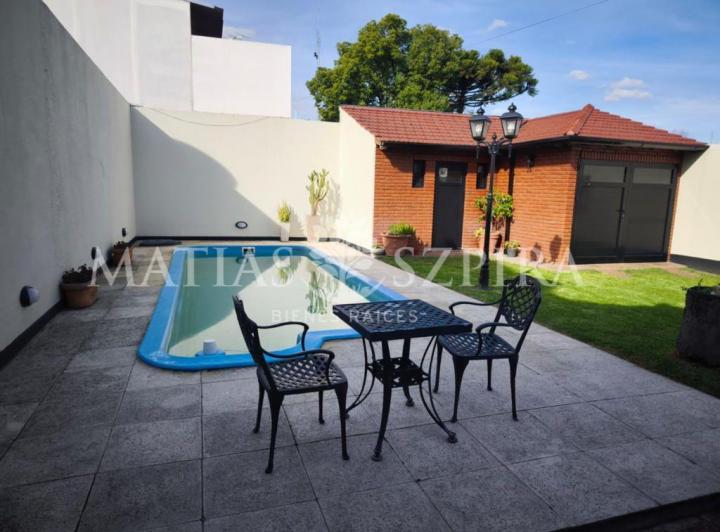 Casa · 180m² · 5 Ambientes · 2 Cocheras