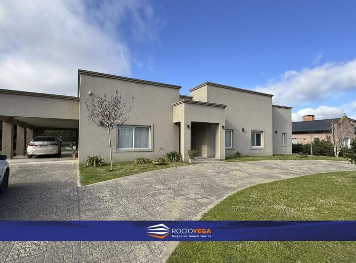Casa · 213m² · 6 Ambientes · 3 Cocheras