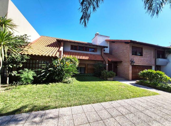 Casa · 350m² · 9 Ambientes · 4 Cocheras