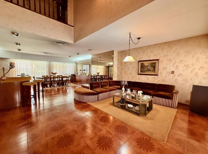 Casa · 300m² · 6 Ambientes · 2 Cocheras