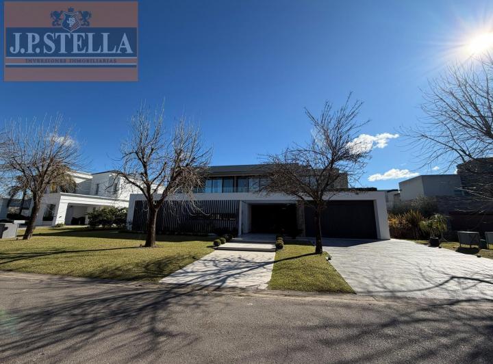 Casa · 589m² · 6 Ambientes · 4 Cocheras