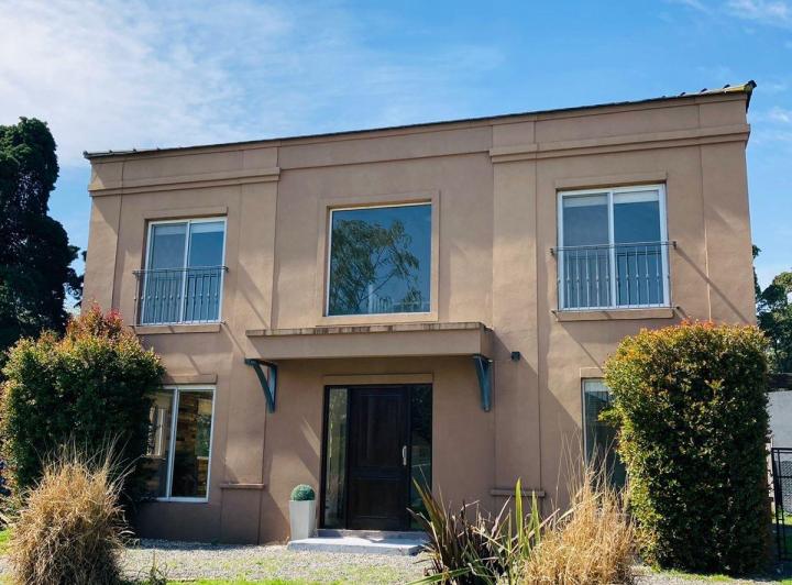 Casa · 180m² · 5 Ambientes · 4 Cocheras