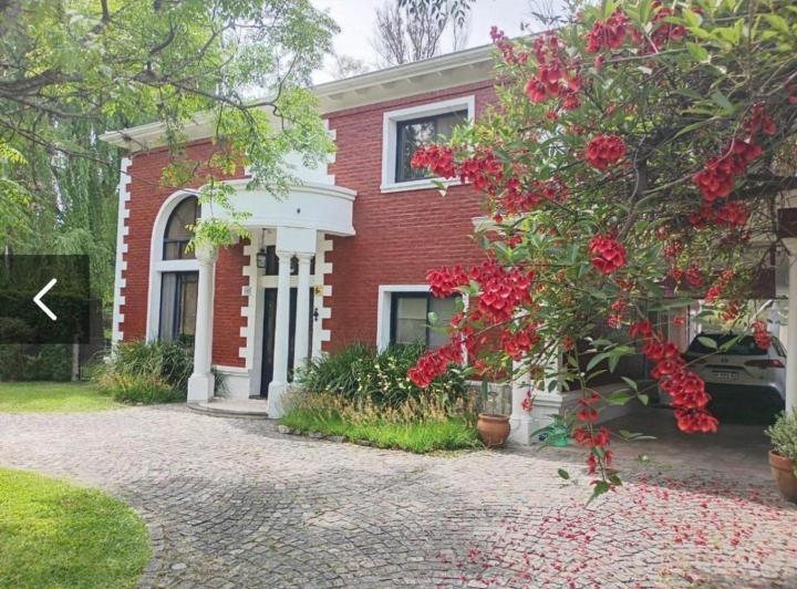 Casa · 217m² · 5 Ambientes · 6 Cocheras