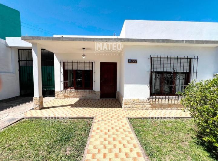 Casa · 230m² · 6 Ambientes · 2 Cocheras