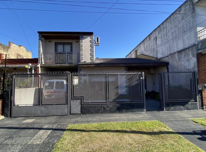 Casa · 110m² · 4 Ambientes · 3 Cocheras