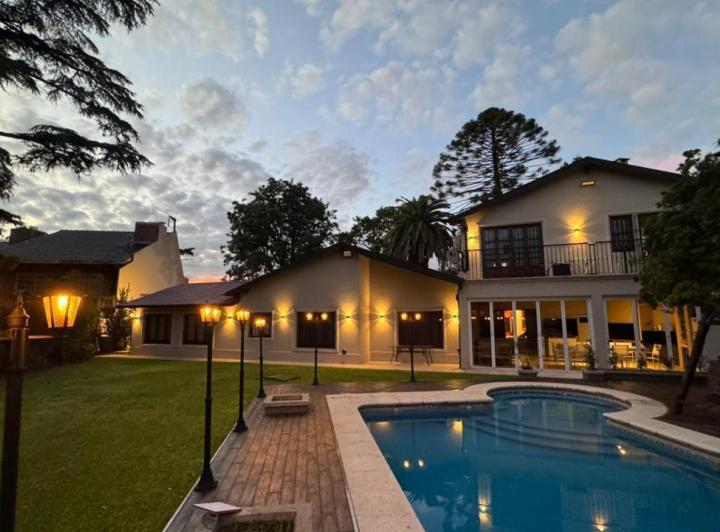 Casa · 1900m² · 10 Ambientes · 2 Cocheras