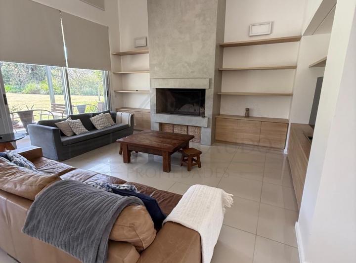 Casa · 355m² · 6 Ambientes · 2 Cocheras