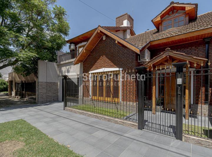 Casa · 230m² · 5 Ambientes · 2 Cocheras