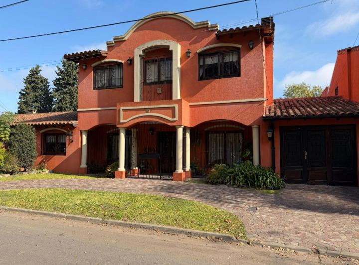 Casa · 300m² · 5 Ambientes · 2 Cocheras