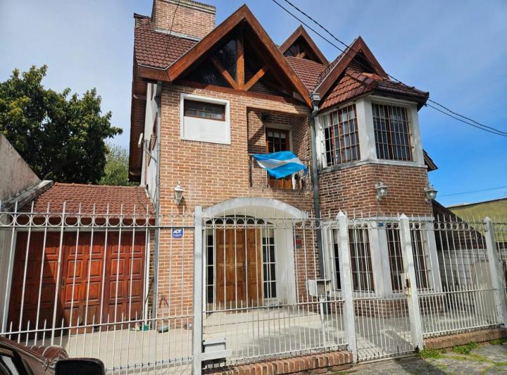 Casa · 260m² · 5 Ambientes · 1 Cochera