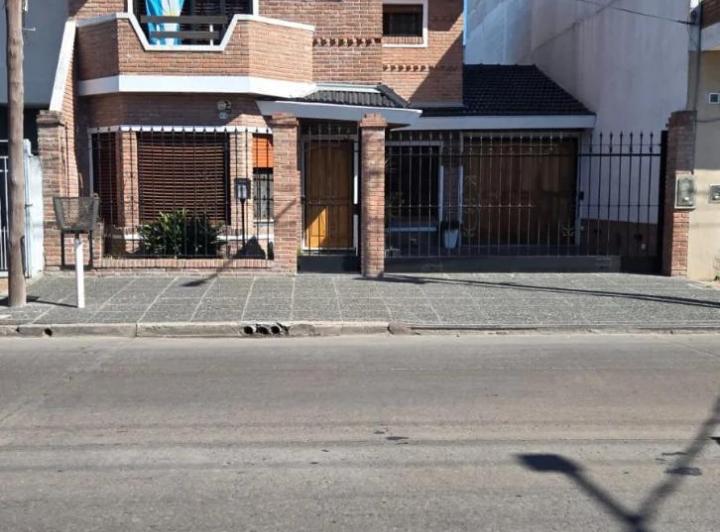 Casa · 195m² · 4 Ambientes · 3 Cocheras