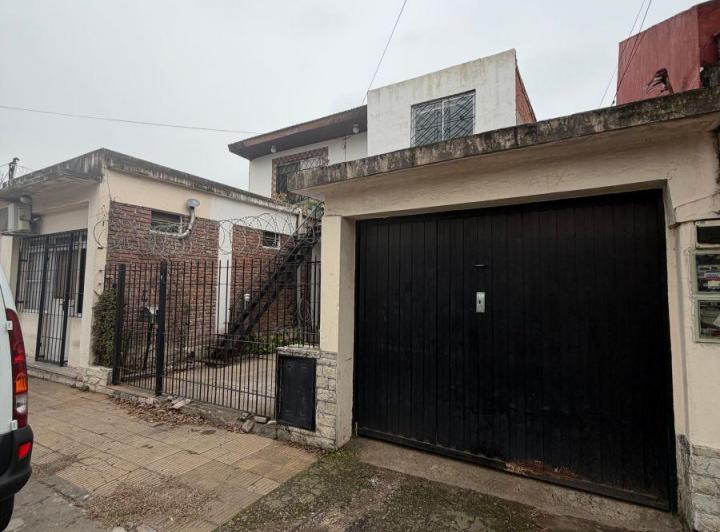 Casa · 216m² · 4 Ambientes · 1 Cochera