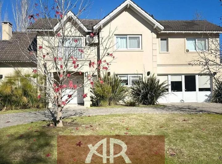 Casa · 185m² · 5 Ambientes · 2 Cocheras