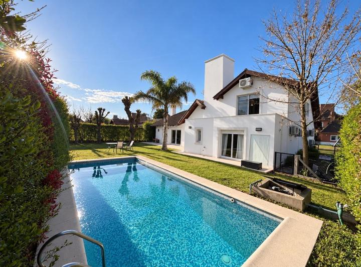 Casa · 235m² · 5 Ambientes · 6 Cocheras