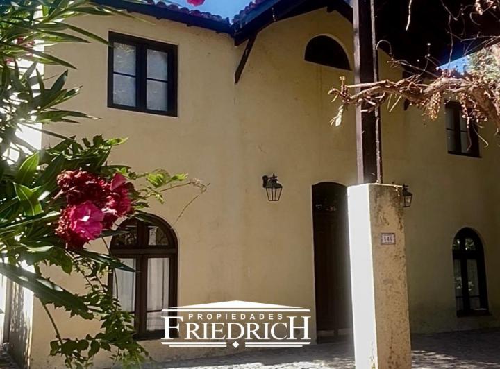 Casa · 300m² · 6 Ambientes · 4 Cocheras