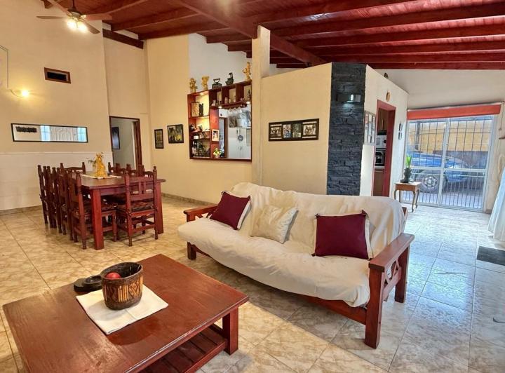 Casa · 276m² · 5 Ambientes · 2 Cocheras