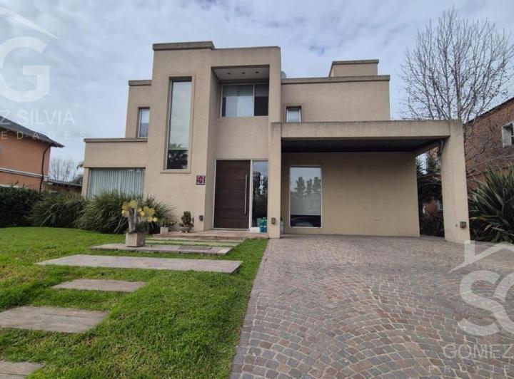 Casa · 238m² · 6 Ambientes · 2 Cocheras