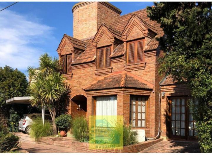 Casa · 590m² · 2 Cocheras