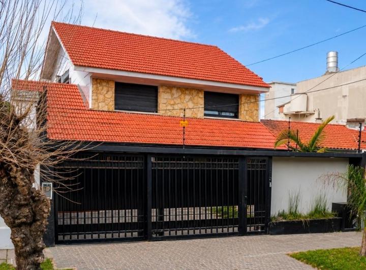 Casa · 350m² · 5 Ambientes · 4 Cocheras