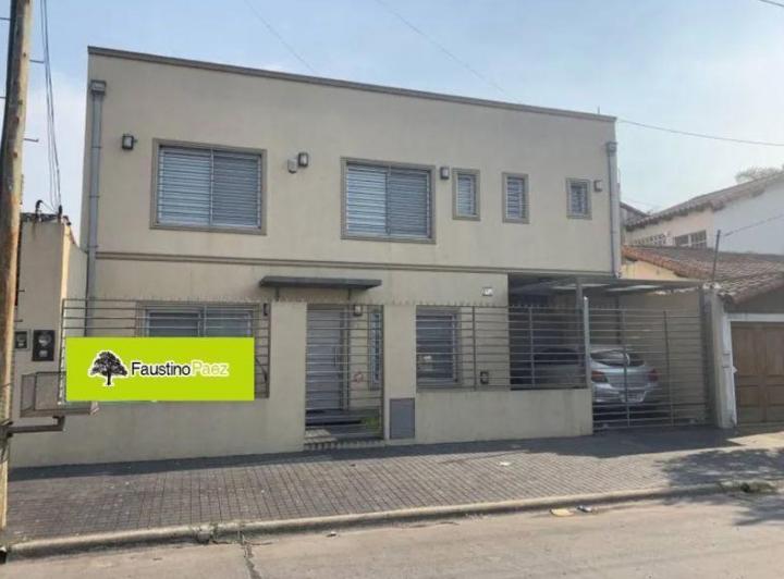Casa · 230m² · 4 Ambientes · 2 Cocheras