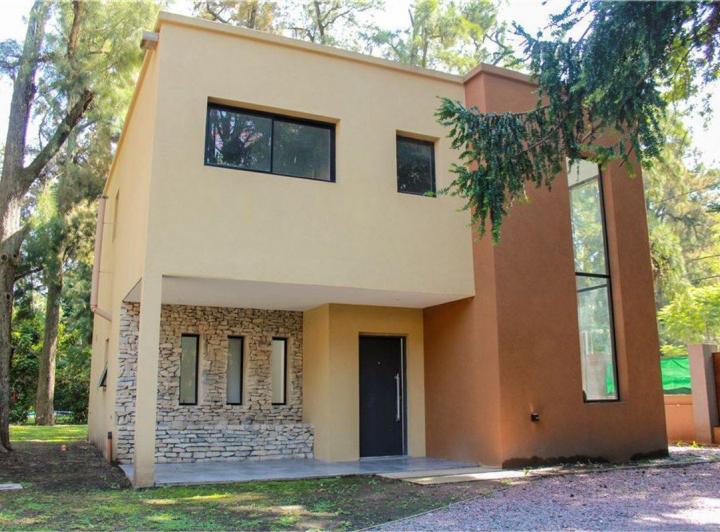 Casa · 138m² · 4 Ambientes · 2 Cocheras