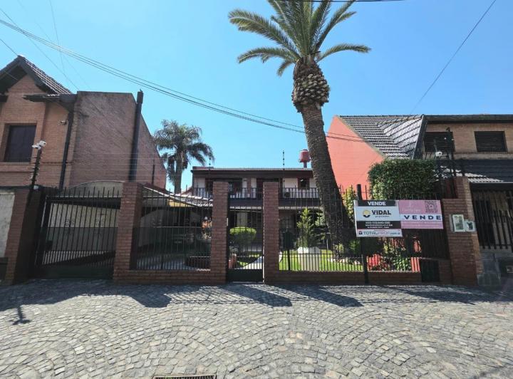 Casa · 320m² · 4 Ambientes · 3 Cocheras