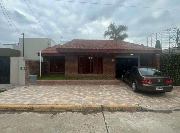 Casa · 200m² · 5 Ambientes · 1 Cochera