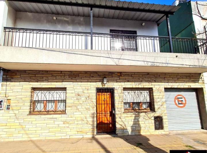 Casa · 300m² · 2 Ambientes · 1 Cochera
