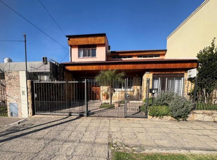 Casa · 275m² · 5 Ambientes · 4 Cocheras