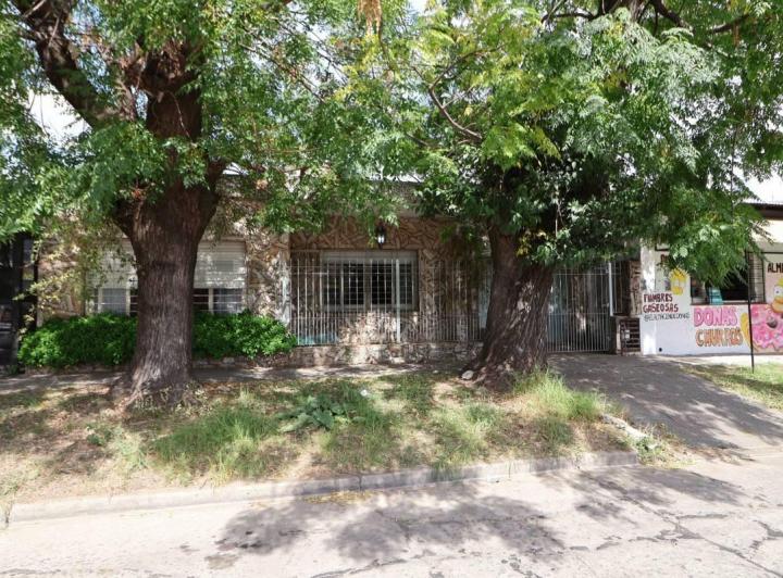 Casa · 94m² · 5 Ambientes · 1 Cochera