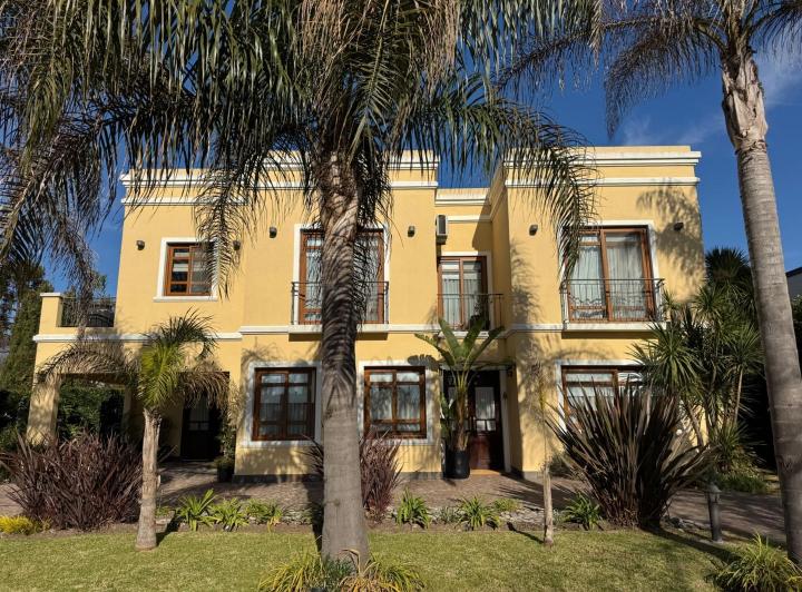 Casa · 240m² · 5 Ambientes · 5 Cocheras