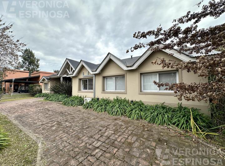 Casa · 152m² · 5 Ambientes · 4 Cocheras
