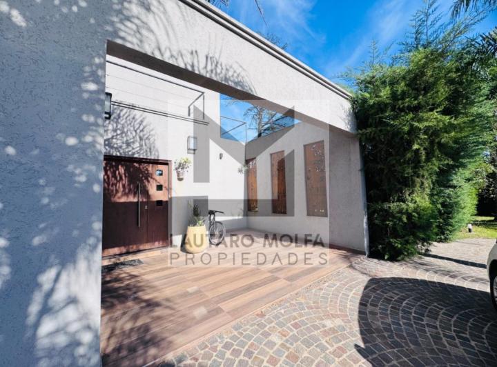 Casa · 180m² · 5 Ambientes · 3 Cocheras