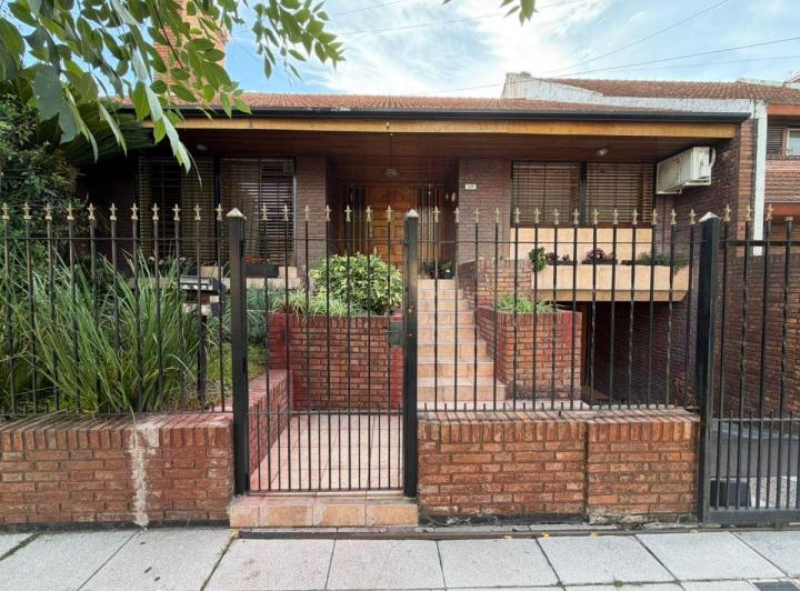 Casa · 285m² · 4 Ambientes · 3 Cocheras