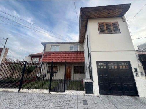 Casa · 415m² · 6 Ambientes · 3 Cocheras