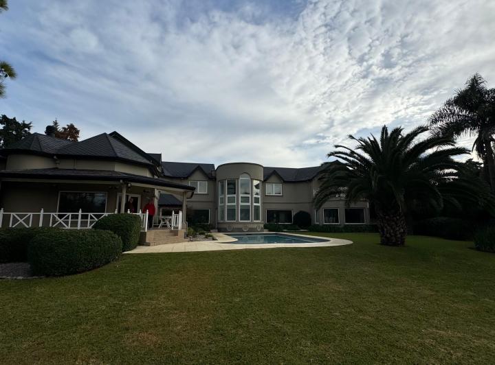 Casa · 650m² · 8 Ambientes · 2 Cocheras