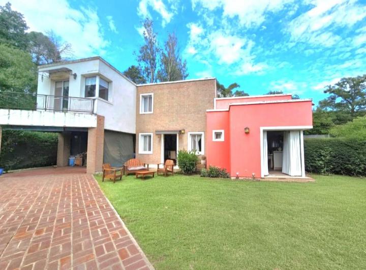Casa · 140m² · 4 Ambientes · 1 Cochera