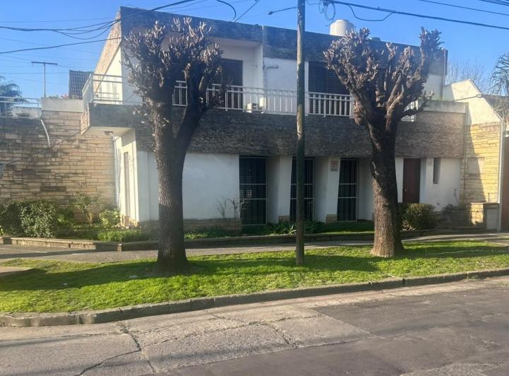 Casa · 198m² · 4 Ambientes · 1 Cochera